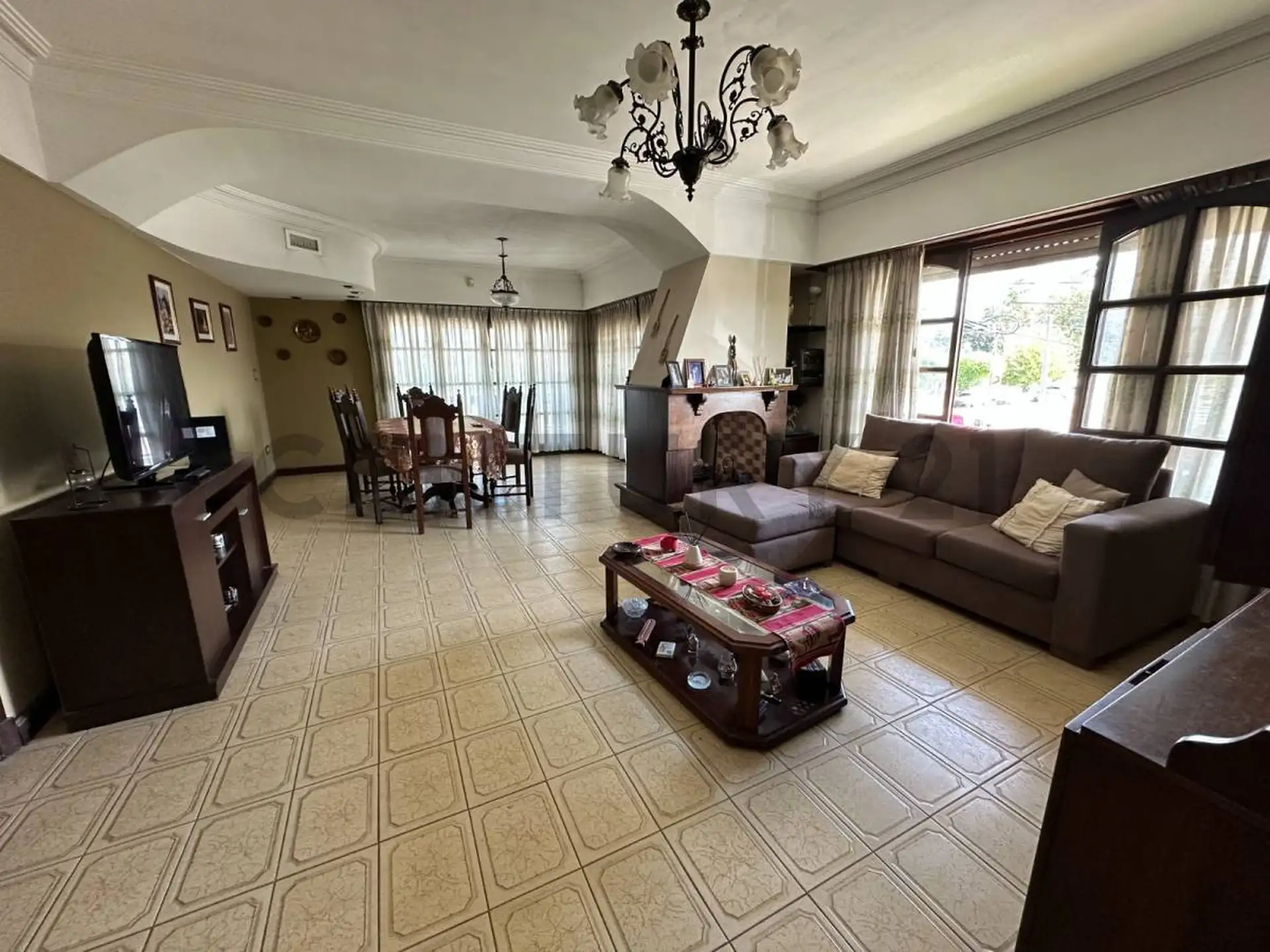 Casa 4 ambientes c/piscina + local comercial, sobre Av. Colon