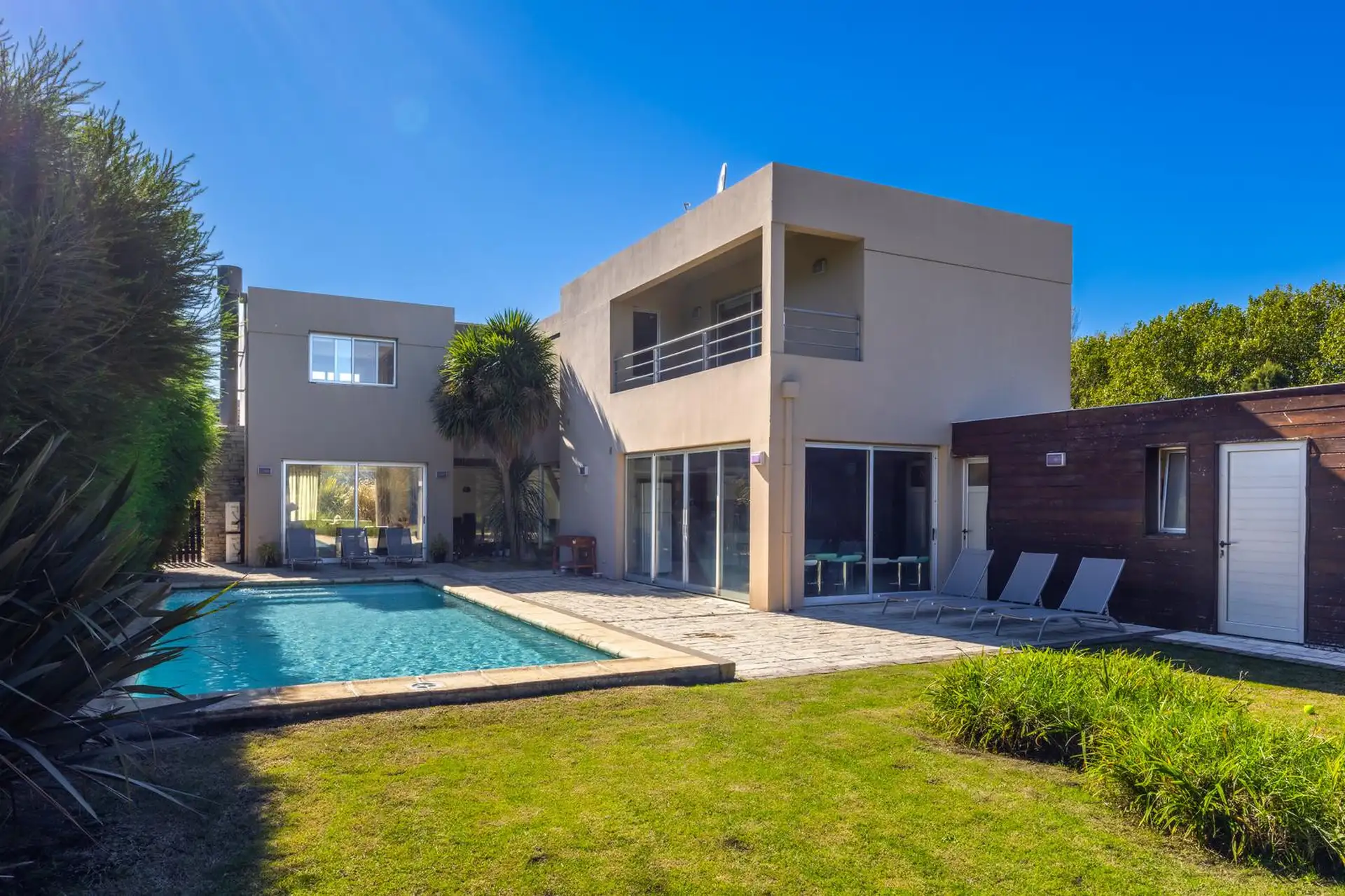 Casa estilo moderno en el barrio privado Rumenco