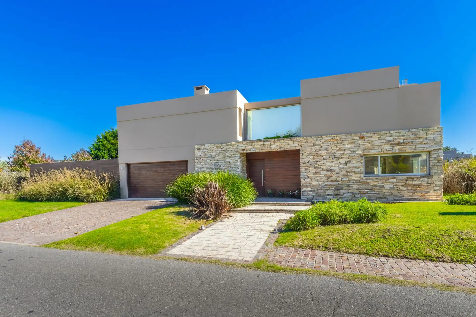 Casa estilo moderno en el barrio privado Rumenco