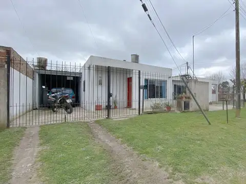 Venta CASA de 4 ambientes con cochera 