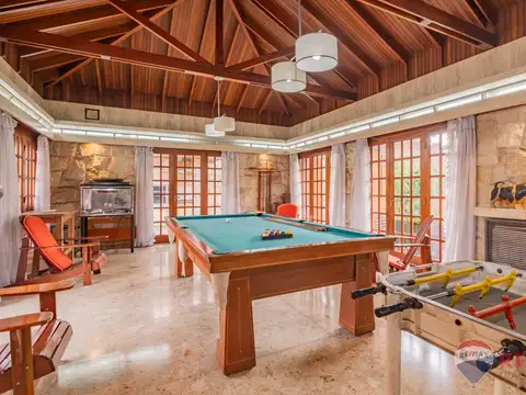 Casa 11 ambientes con 4 baños