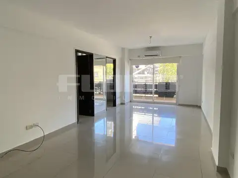 Monoambiente con cochera y balcón en alquiler en Olivos centro