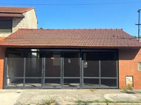 Casa en venta con un lote de 8.66x43.30 en Quilmes, ideal para inversor