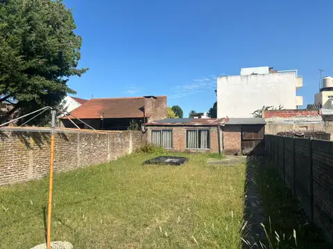 Casa en venta con un lote de 8.66x43.30 en Quilmes, ideal para inversor