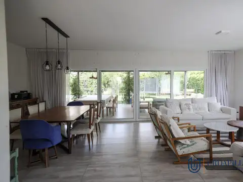 Casa en Venta con 2 cocheras