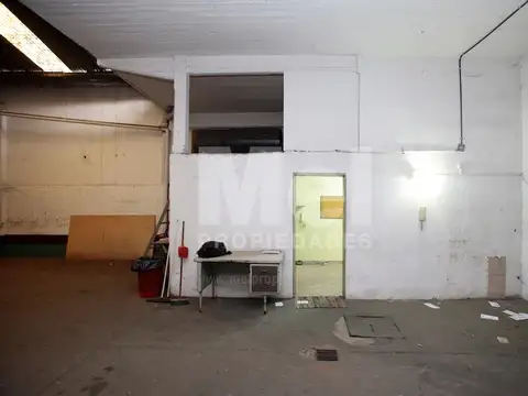 Galpon de 190 m2 cubiertos. Lote de  21.65x8.66