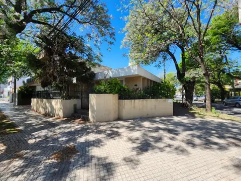 Excelente TERRENOI/CASA sobre Av. Eva Perón esq. Tarragona