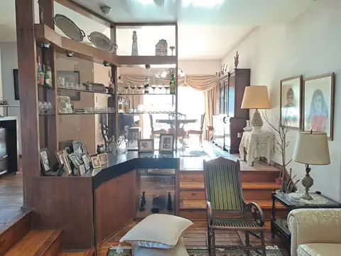 Hermosa casa 5 ambientes con cochera doble y jardin en San Andres a metros del Club 3 de Febrero