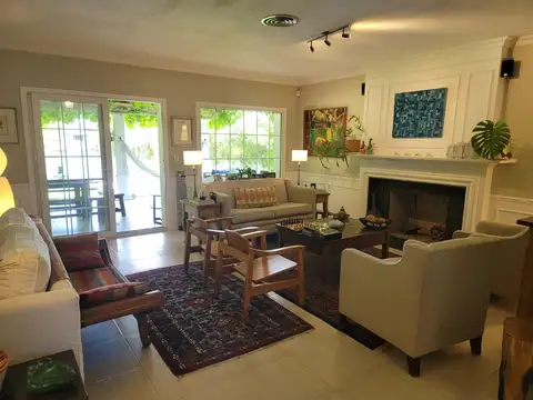 Casa 7 ambientes con 4 baños