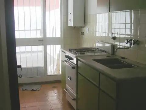 venta Amplio MONOAMBIENTE con placares, cocina separada y patio