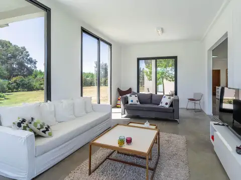 Casa 2 ambientes con 2 baños