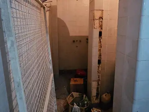 Depósito más local a la calle techo parabolico 8 metros c/entrepiso, oficinas, baños en San Andrés