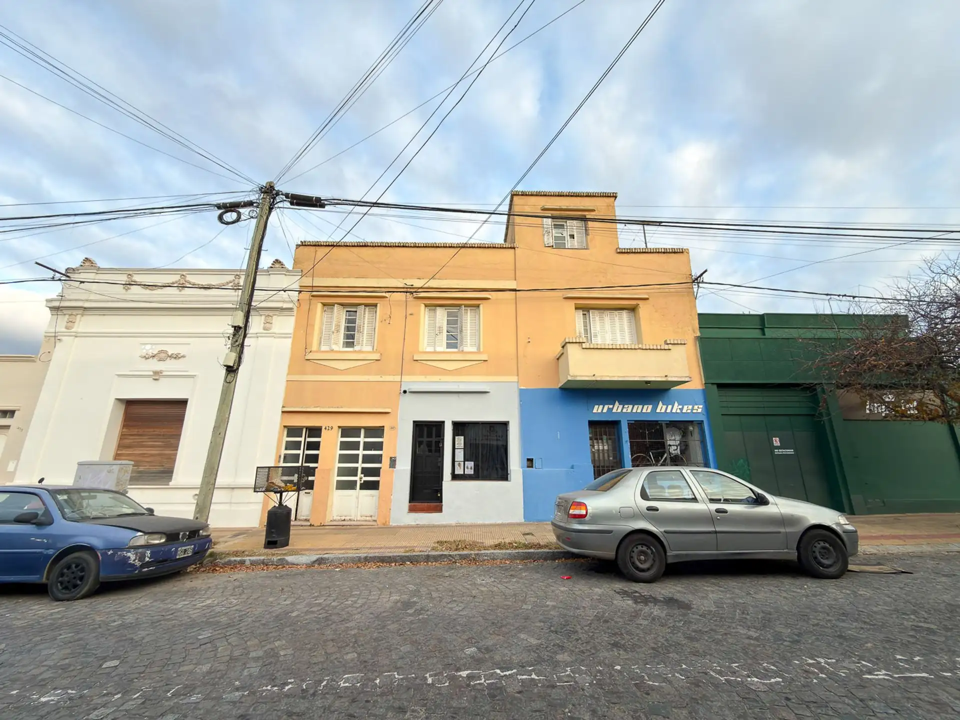 Casa céntrica 3 dormitorios + departamento + 2 locales — Centro