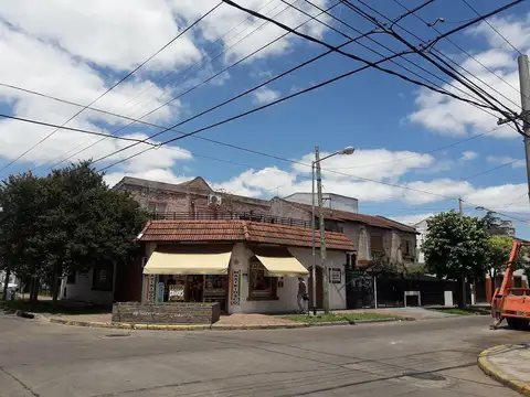 Lamadrid 2000, Casa con Local en Esquina de 3 Ambientes y Cochera, Villa Ballester
