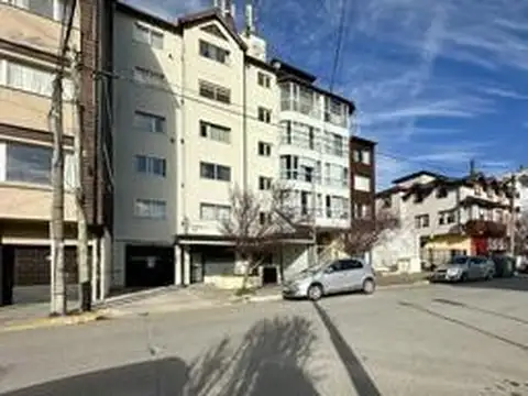 DEPARTAMENTO TIPO DÚPLEX DE 4 DORMITORIOS Y 3 COCHERAS, CON VISTA AL LAGO