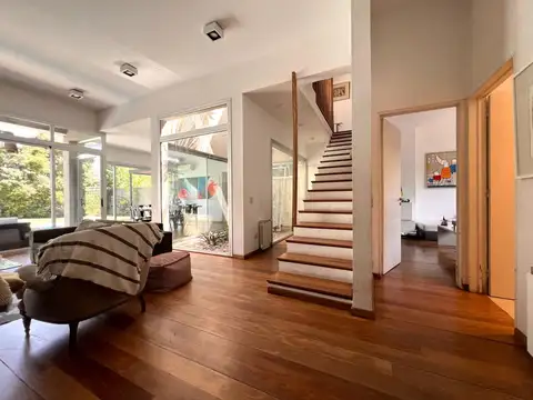 Casa 6 ambientes con 4 baños