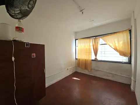 Oficina 10 ambientes con 4 baños