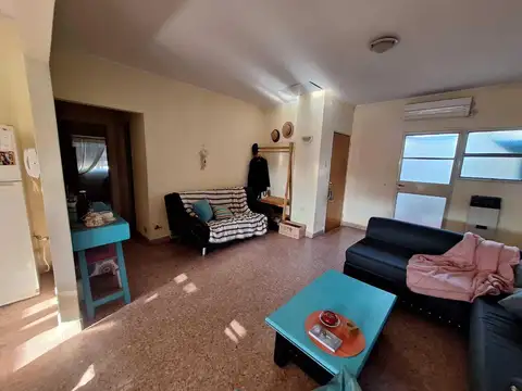 Departamento en venta de tres ambientes en primer piso por escalera