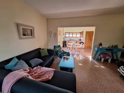 Departamento en venta de tres ambientes en primer piso por escalera