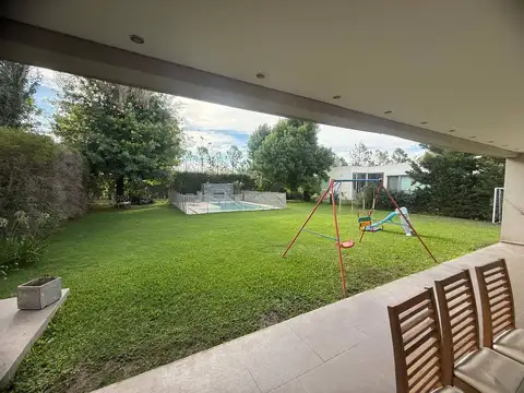 Casa en Alquiler con 2 cocheras