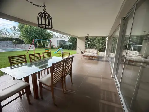 Casa 8 ambientes con 2 baños