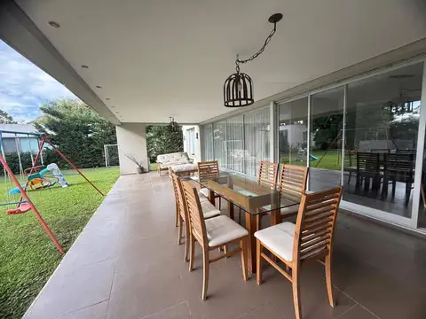 Casa 8 ambientes con 2 baños