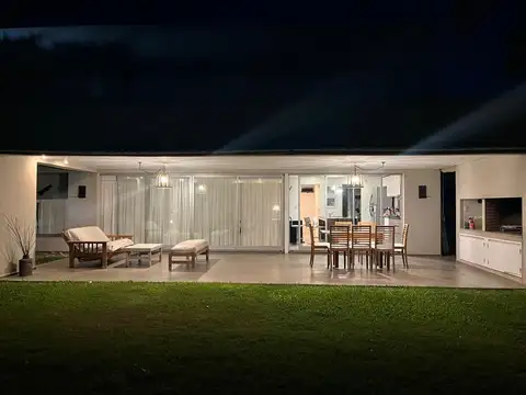 Alquiler amoblado - casa de tres dormitorios, galeria con parrillero y pileta.