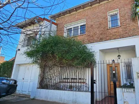 VENTA CASA 5 AMBIENTES + PLAYROOM ACASSUSO