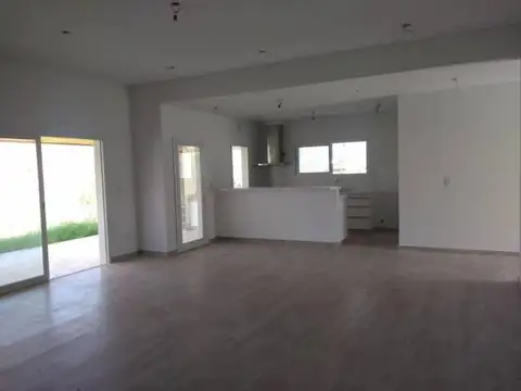 Casa en Venta con 3 cocheras