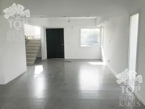 Casa en Venta con 3 cocheras