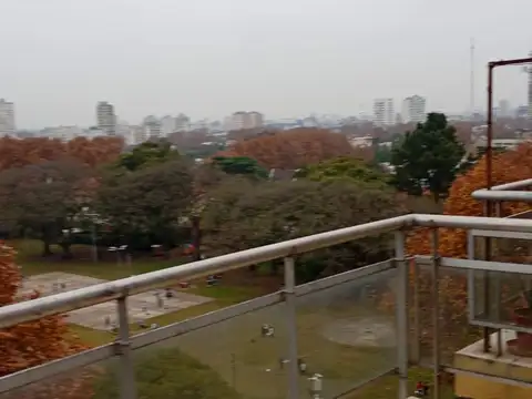 EXCELENTE 2 AMB. AL FRENTE CON BALCÓN TERRAZA Y AIRE ACONDICIONADO