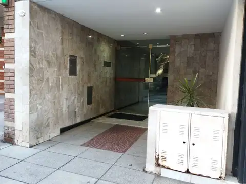 Departamento dos ambientes con balcon frances y cocina separada excelente ubicacion