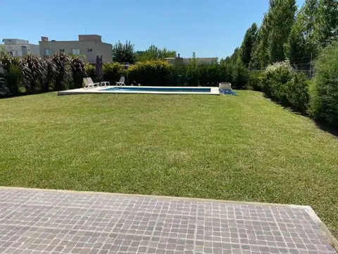 Venta de casa en dos plantas con pileta - Santa Guadalupe Pilar dle este