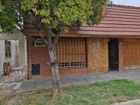 Casa en venta R. Escalada, con jardin. gran tamaño