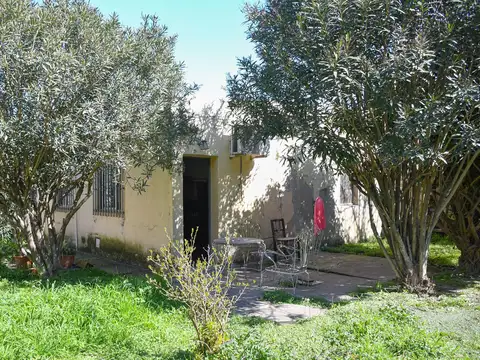 Casa en venta en Álvarez de 2 Dormitorios y Amplio Patio