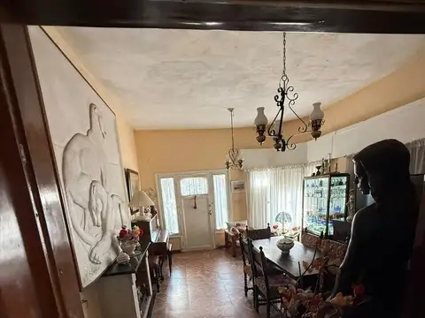 Casa 7 ambientes con 2 baños