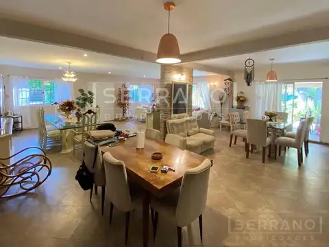 Casa en Venta con 2 cocheras