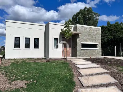 Casa  en Venta en Santa Lucia, Pilar del Este, Pilar