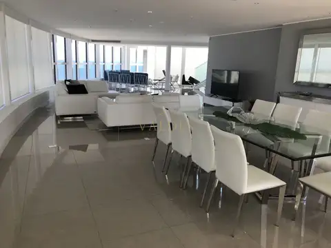 Edificio moderno a pasos de Playa Mansa.