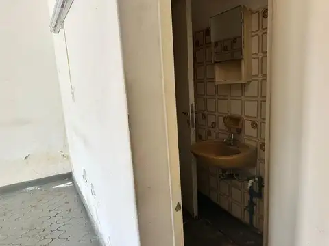 VENTA LOCAL SOBRE AVENIDA COLON  Y GUIDO