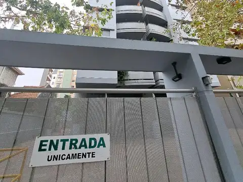 Venta. Quilmes Ctro. 2 amb. c/ balcón, cochera y baulera.