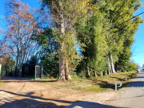 Lote en barrio semi cerrado