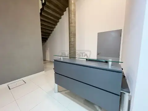 Oficina 8 ambientes con 2 baños