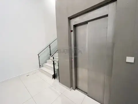 Oficina 8 ambientes con 2 baños