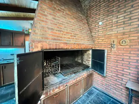 Casa 8 ambientes con 3 baños