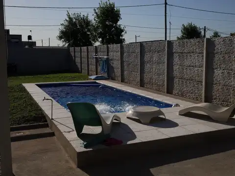 Casa tipo loft en venta en Granadero Baigorria - Con piscina y parque