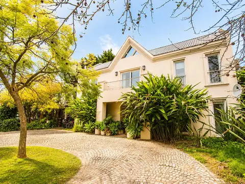 Casa en Alquiler con 3 cocheras