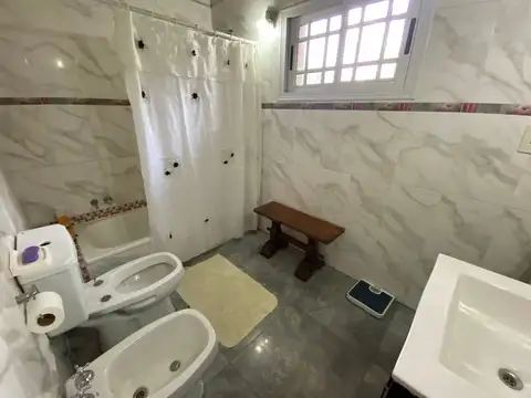 Casa 5 ambientes con 1 baño