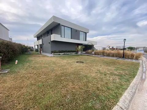 Casa 6 ambientes con 3 baños