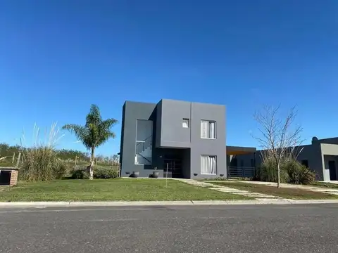 Venta de casa dos plantas San Sebastian, Area 10 Apto Credito